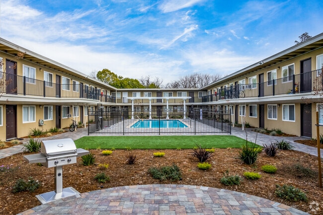 Courtyard - Royal Gardens Apartments