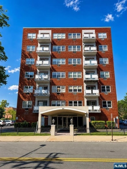 Building Photo - 20 Jefferson St Unit B2