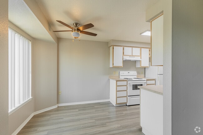 2BR, 2BA - 900SF - Dining Area - Veri on Sunnyview