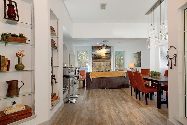 Photo - 182 N Valley Oaks Cir