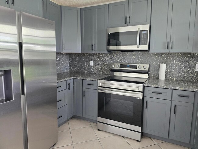 Photo - 582 NW Sherbrooke Ave