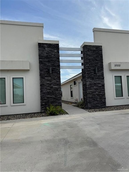 Building Photo - 2022 Summerland Ln Unit 4