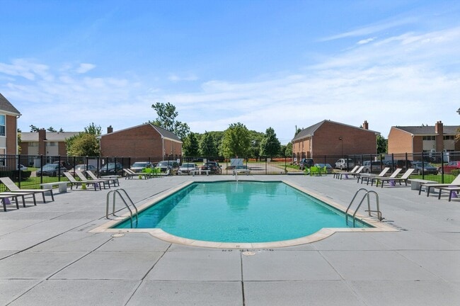 Private Pool - Kings Pointe Apartments - Warren, MI