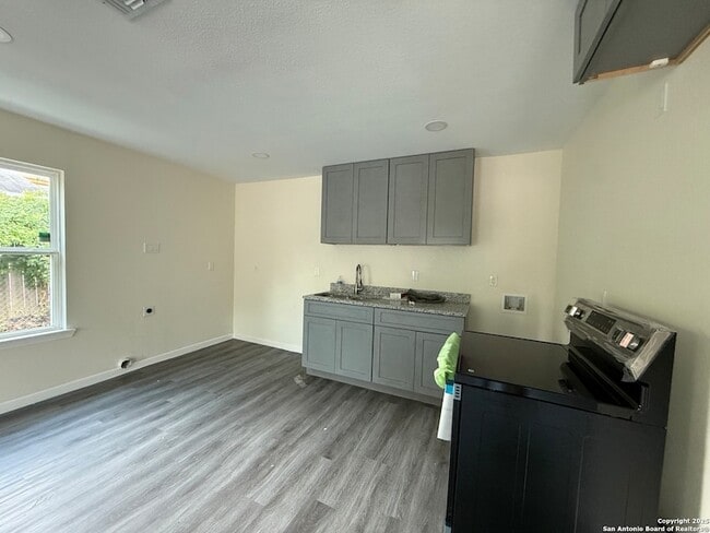 Photo - 1927 W Mayfield Blvd