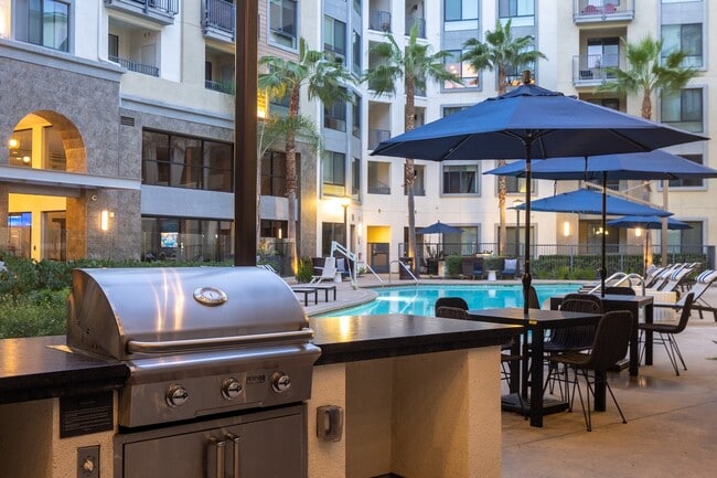 Poolside grilling station - Joule La Floresta