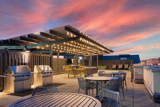 Building Photo - The Esquire on Fifth