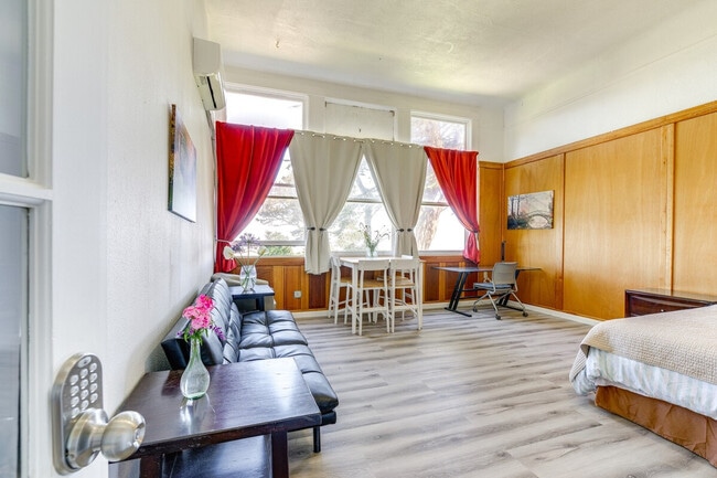 Building Photo - 494 6th St Unit ID1307627P