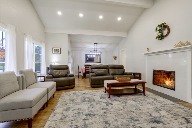 Building Photo - 1250 Sweetbriar Dr Unit SI ID1621219P