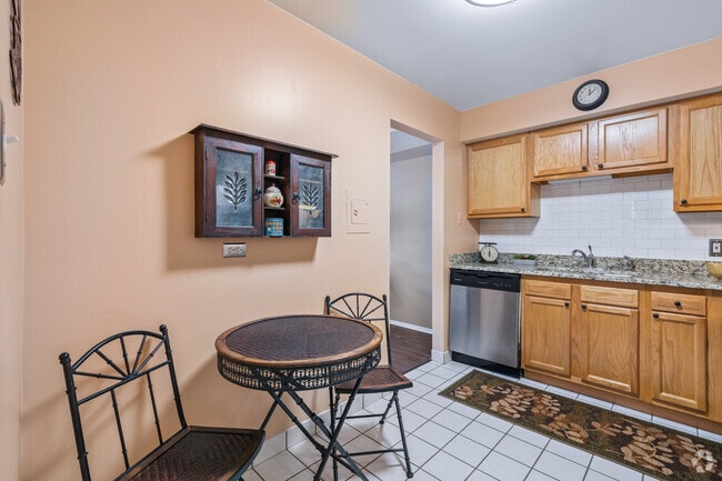1A 1BR, 1BA - 650SF - Dining Room/ Kitchen - Huntington Square