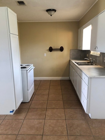 Photo - 825 Smelker Ave