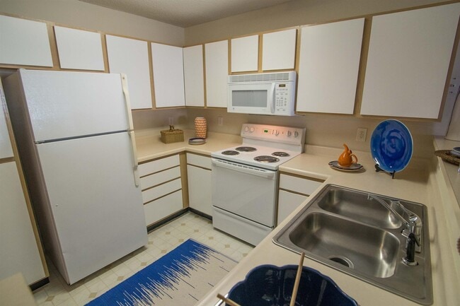 Kitchen - Reserve at Jacksonville Commons