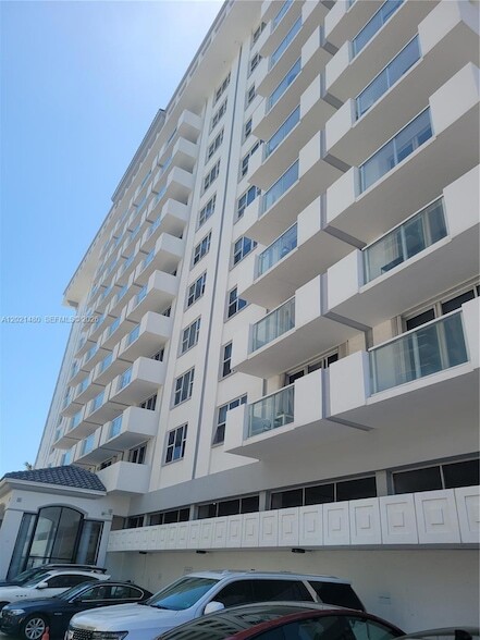 Building Photo - 9195 Collins Ave Unit 309