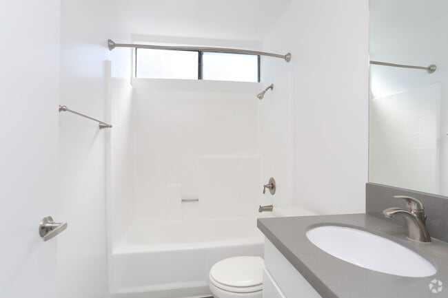 Studio, 1BA w/Loft - 694 SF - 1820 Whitley