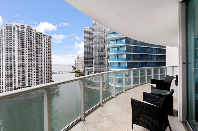 Building Photo - 300 S Biscayne Blvd Unit T1608