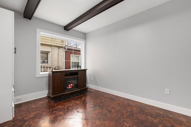 Photo - 410 76th St