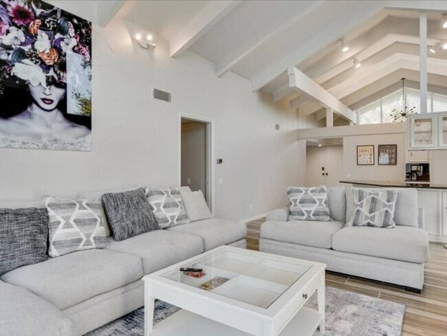 Building Photo - 610 W Northgate Dr Unit ID1056405P