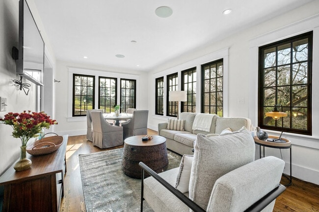 Building Photo - 318 E Dickson St Unit ID1221823P