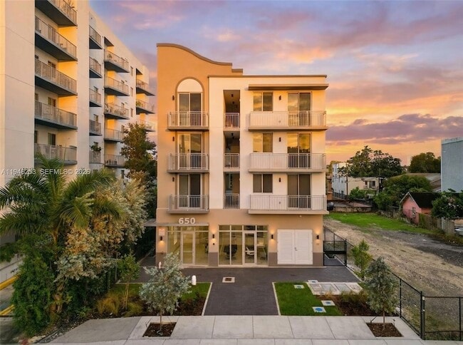 Building Photo - 650 SW 1st St Unit 305