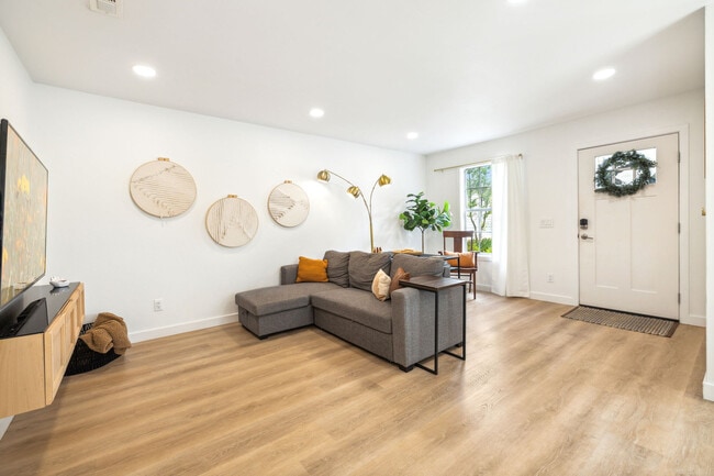 Building Photo - 2352 W Houston St Unit ID1227149P