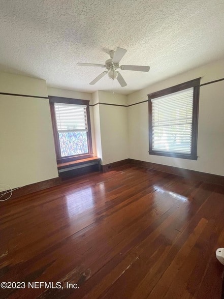 Photo - 1739 Silver St