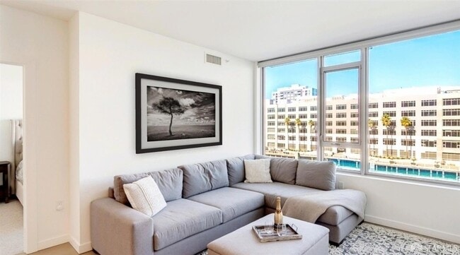 Building Photo - 1000 3rd St Unit 704