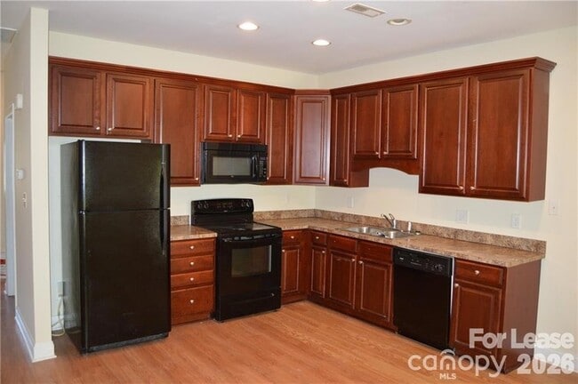 Building Photo - 118 Sherman Oaks Ln