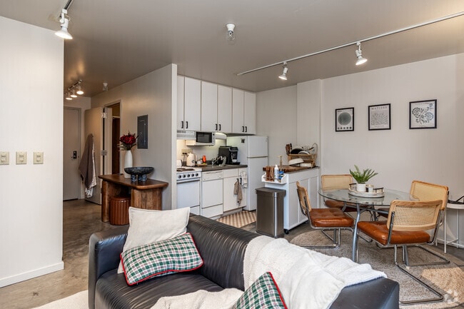 Studio - 590SF - Dining Room - Vogel House Apartments