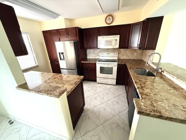 Building Photo - 7076 Huntington Ln Unit 6080
