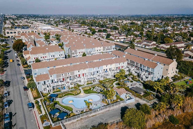 Building Photo - Huntington Breakers