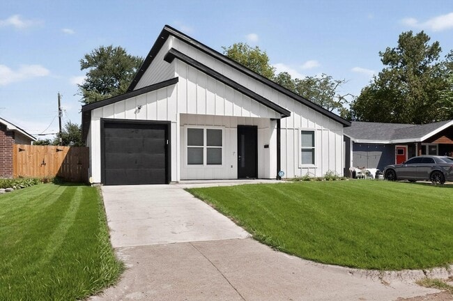 Building Photo - 3901 Le May Ave