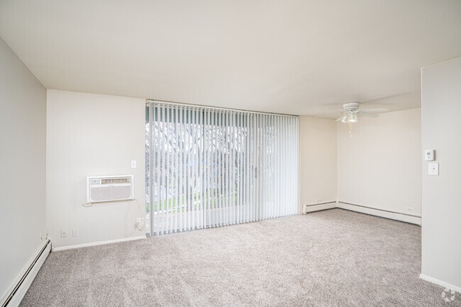 1BR, 1BA - 947SF - Living Room - The Reserve on Washington