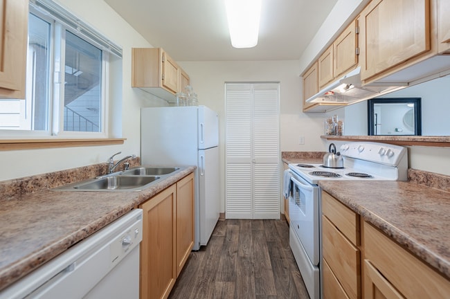 2x2 - Kitchen - Fishers Mill Apartments