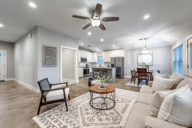 Photo - 2205 N Hickory St