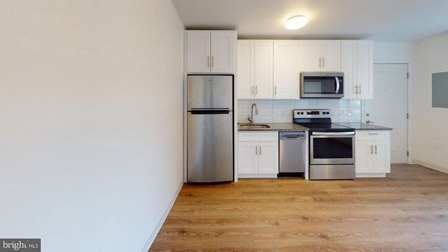 Building Photo - 5850 N 13th St Unit 102