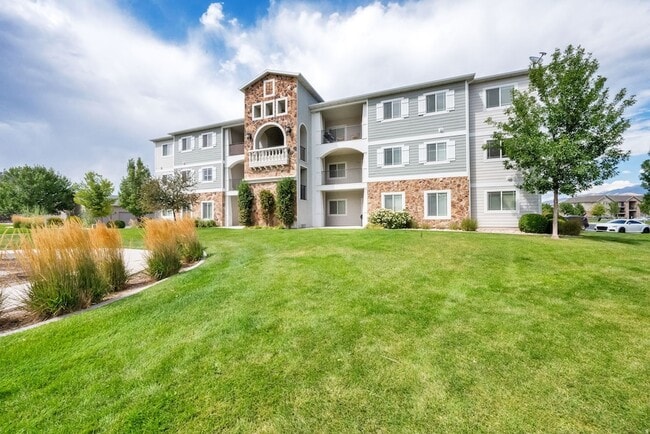 Building Photo - 1823 N Crest Rd