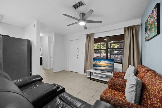 Building Photo - 735 SE 4th Ave Unit ID1359108P