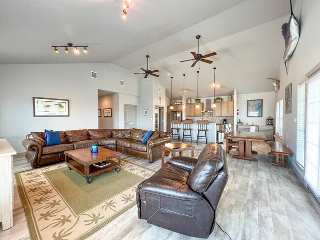 Building Photo - 4037 Summit Dr Unit ID1268402P