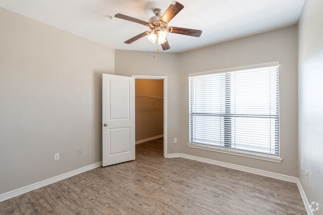 2BR, 2BA - 1,020SF - Bedroom - Lakeside 121 Apartments