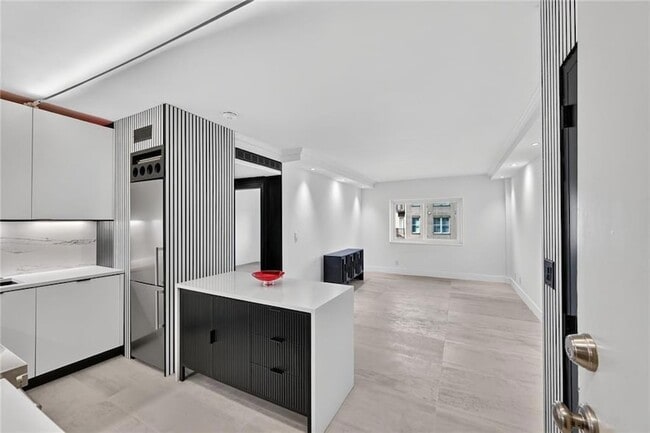 Building Photo - 2285 Peachtree Rd NE Unit 706