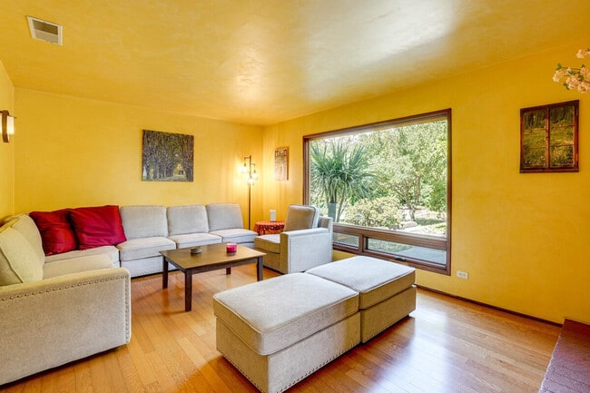 Building Photo - 714 Crestview Dr Unit ID1305267P