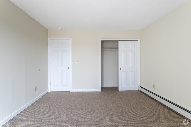 1 BR, 1BA, 625 SF - Carlyle House Apartments