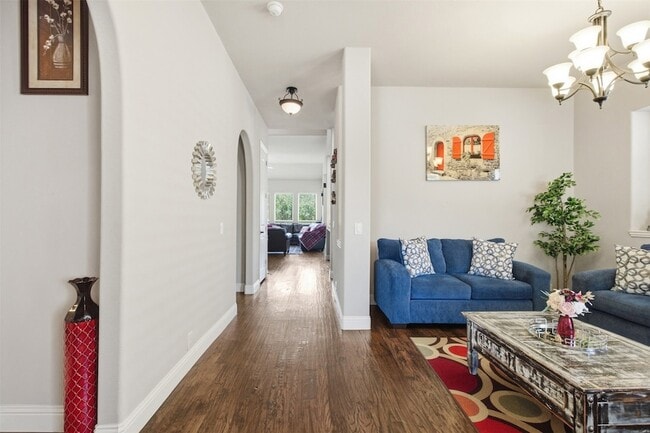 Photo - 2304 Lynbridge Dr