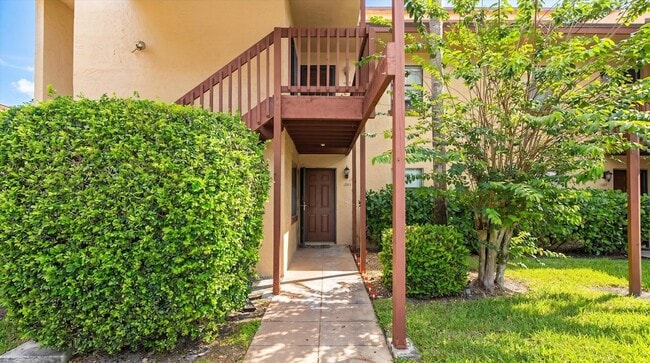 Photo - 1303 Lakeview Dr E