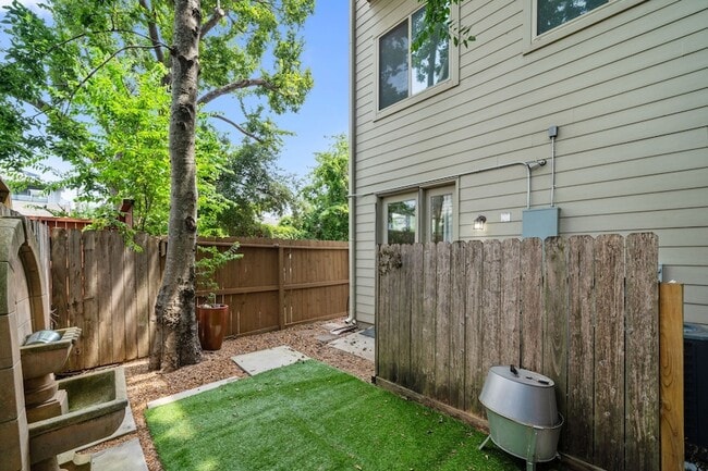 Building Photo - 1112 Andrews St Unit A