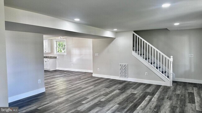 Photo - 5241 Main St