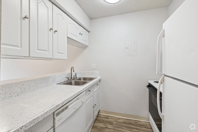 3BR, 2BA - 1,130SF - Kitchen - Ingallnook Townhomes