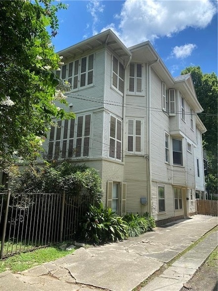 Building Photo - 2127 Octavia St