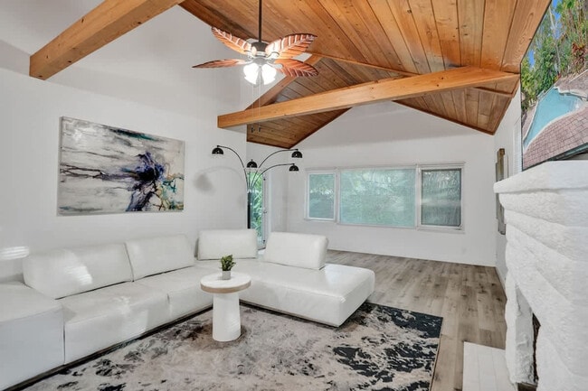 Building Photo - 1115 SW 4th St Unit SI ID1504048P