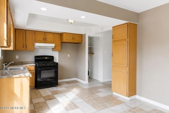 Photo - 610A N Victoria Ave