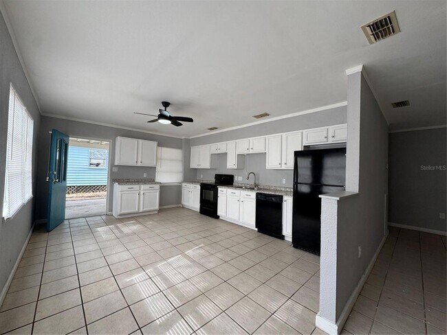 Photo - 218 W 4th St